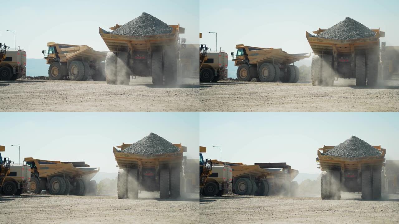建筑工地上的大型自卸车从露天矿中运输矿石，慢动作