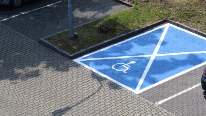 停车场轮椅符号蓝色标记轮椅无障碍停车场符号在户外地面上，没有人，没有人，高角度拍摄。交通运输，交通可