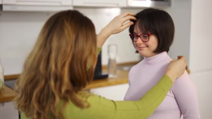 母亲爱抚她可爱的唐氏综合症女儿