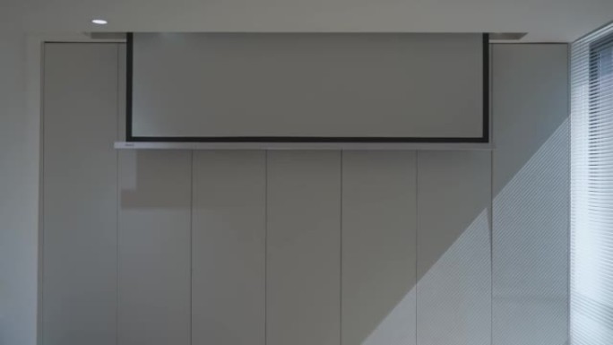 现代家居装饰用白色储物柜和电动投影屏