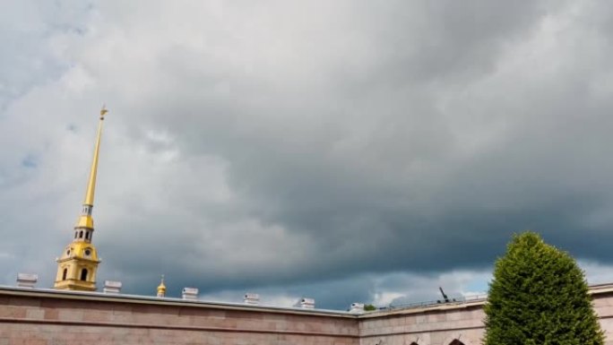 天使站在彼得保罗大教堂的金色塔尖上的堡垒上，暴风雨的天空作为背景