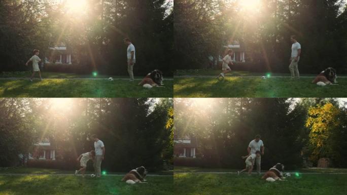 日落时，爸爸和儿子在草坪上踢足球。