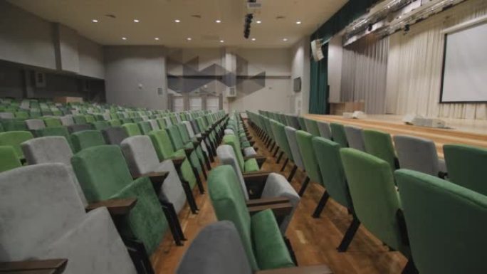 会议大厅的舞台上有舒适的椅子和屏幕