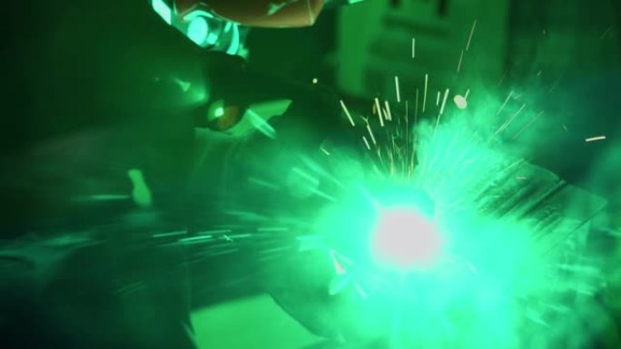 焊接工具的录像正在生产工厂制造金属零件