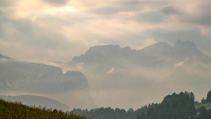 意大利多洛米蒂的塞塞达南蒂罗尔，阿尔卑斯山欧洲山区运动的延时日出场景多云