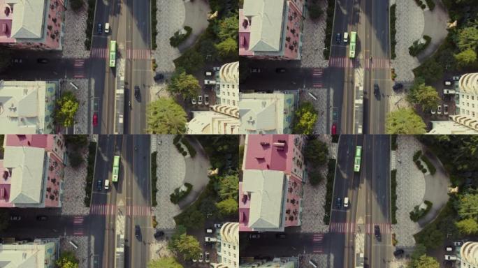 公共汽车站空中拍摄。城市的交通。公共汽车在公共汽车线上行驶
