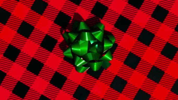 展开礼物揭示一个蓝色屏幕-停止运动动画与阿尔法通道 (透明背景)-绿色蝴蝶结在红色和黑色水牛格子包装