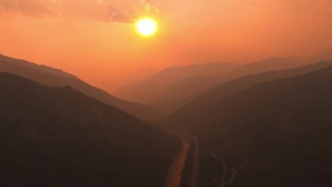黄石国家公园附近通往日落的高速公路的神奇航拍视频。