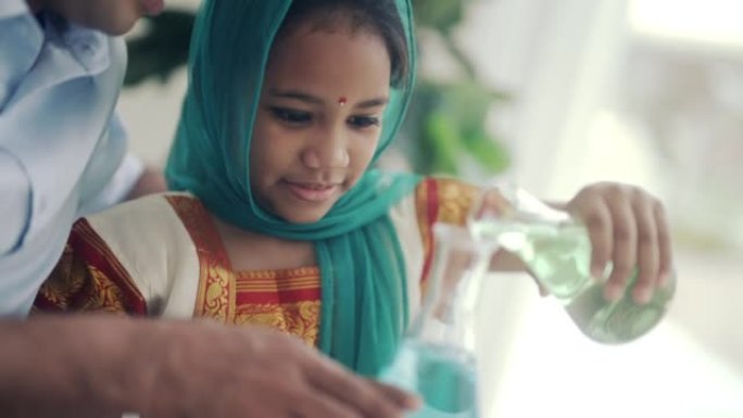 一位来自印度的年轻女子在实验中使用了Erlenmeyer烧瓶。