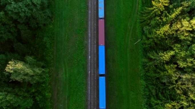 铁路货运列车上的集装箱运输。