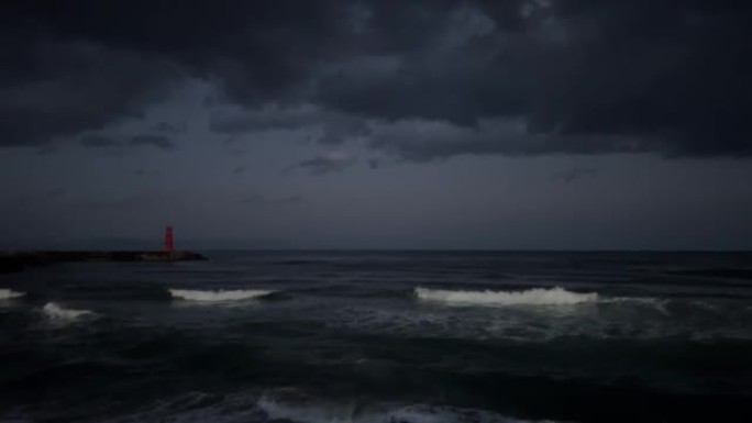 灯塔闪烁的夜海风景