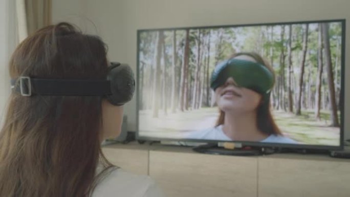 女人戴虚拟现实耳机在虚拟松林获得体验模拟数字世界旅行模拟器
