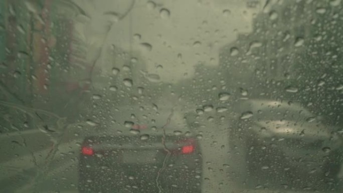 雨滴在雨季落下。