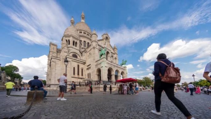 蒙马特圣心大教堂的游客拥挤，巴黎蓝天-4k时间流逝