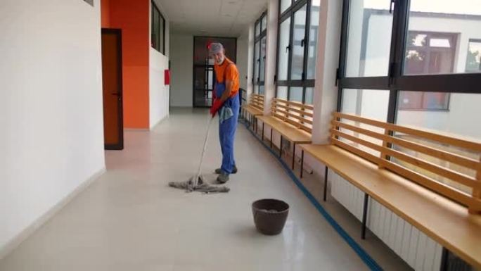 学校的看门人清洁地板