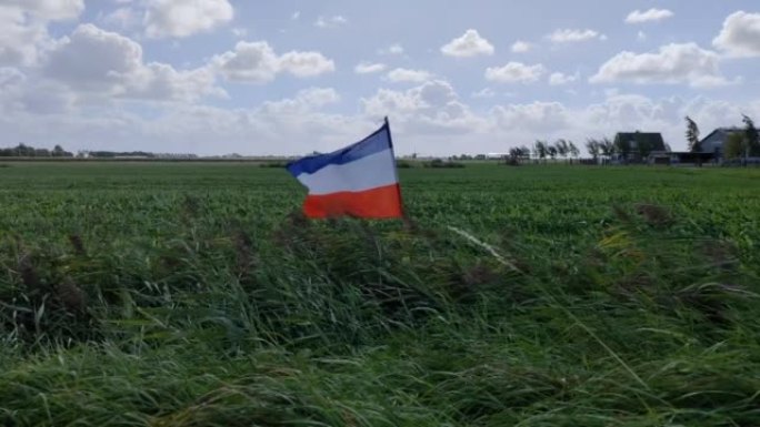 通过抗议抗议氮政策的农民，倒置挥舞着荷兰国旗放置在农民的草地上