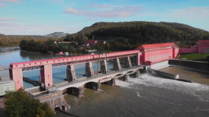 水控制基础设施。莱茵河上带水位控制器的河坝。水坝控制河流的流量。从打开的大门流出的河流大坝