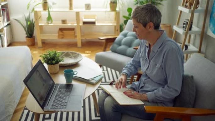 女人在家中使用笔记本电脑进行视频通话