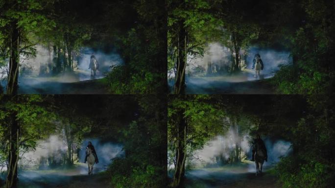 一个穿着黑色斗篷的中世纪骑士在夜晚迷雾笼罩的神秘森林中疾驰而下