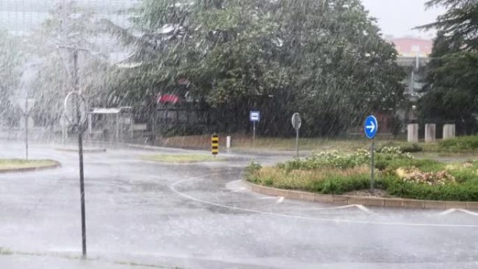 强风暴雨淹没城市街道