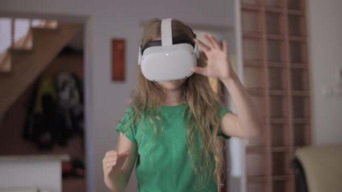 现代教育儿童在虚拟现实眼镜中学习，在虚拟现实中学习，女孩沉浸在网络空间中。在虚拟现实设备上玩游戏的孩