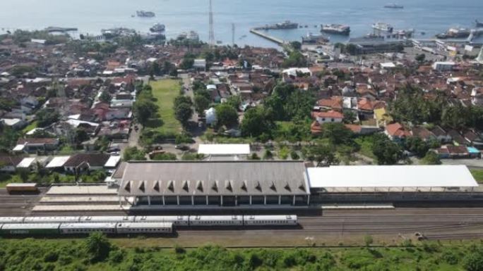 印度尼西亚Banyuwangi的带轮渡港口背景的火车stasiun的鸟瞰图