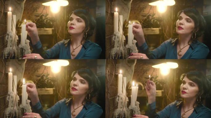 一个神秘的女人，穿着蓝色领口衬衫，脖子上戴着神奇的护身符，手上戴着戒指，在祭坛上点燃蜡烛，背景中墙上