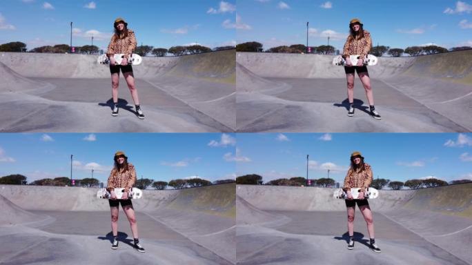 滑板公园的年轻女子