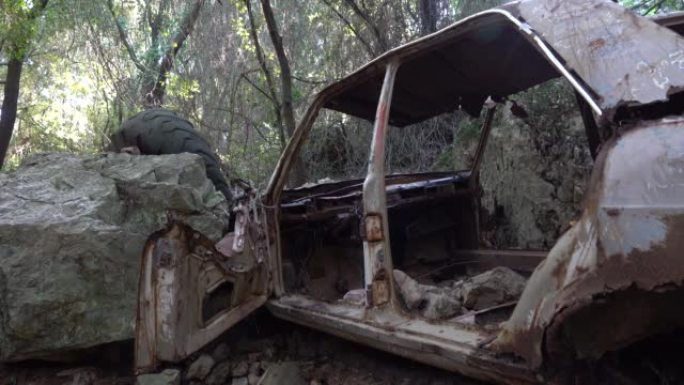 被遗弃的在森林中央坠毁的生锈的汽车