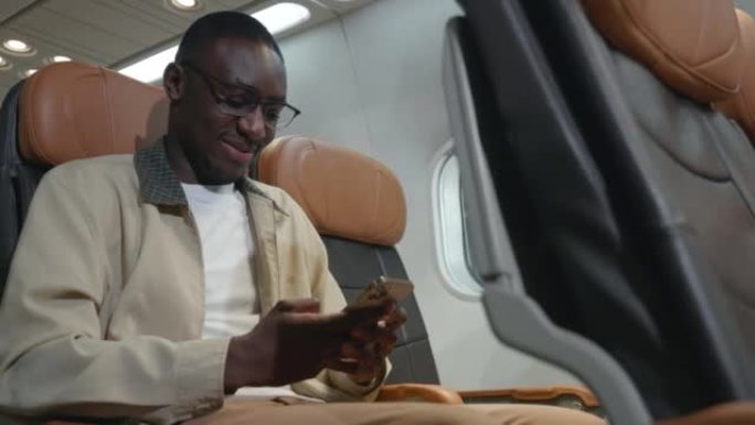 乘客商人在飞行过程中使用手机测试飞机上的wifi连接