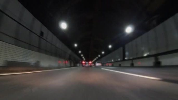 一辆穿过长隧道的汽车的景色