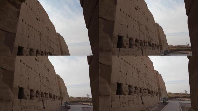 在卢克索的卡纳克神庙，沿着刻有雕刻的大墙头往外看。盘下来