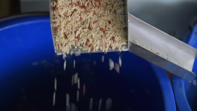 小型碾米过程稻谷将由脱壳机去壳。