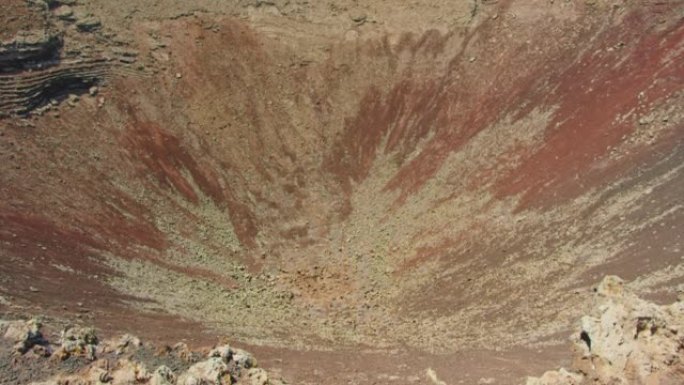富埃特文图拉科拉雷霍附近的卡尔德隆洪多火山戏剧性火山红色荒凉火山口。加那利群岛。熔岩景观。特写，慢动