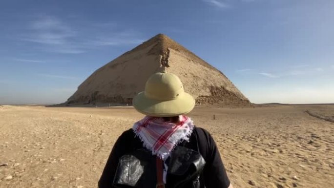 走向弯曲金字塔的女人
