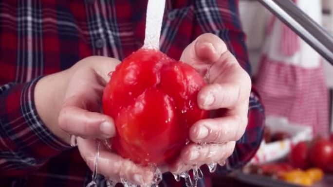 Red Bell Pepper Spinning with Water Splash Super S