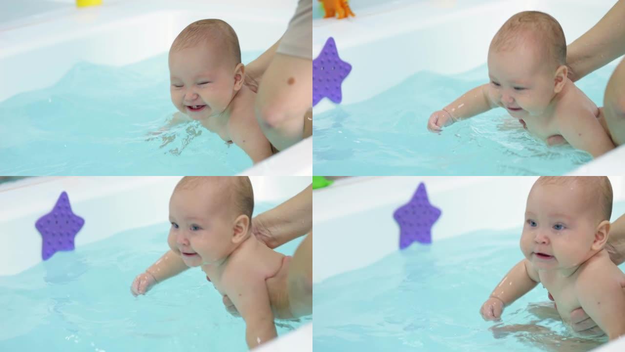 女婴在父亲的帮助下喜欢在洗澡水中游泳