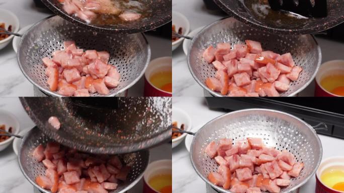 厨房刮刀在煎锅中用油搅拌培根或火腿。炉子上锅里的肉嘶嘶作响。烹饪猪肉。炒饭食谱的配料。食物和烹饪概念