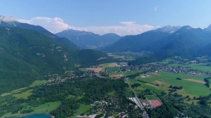 空中拍摄山湖，周围有田野和村庄