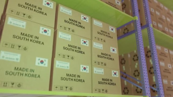 韩国制造的仓库书箱。贴有韩国制造的纸箱的仓库货架。