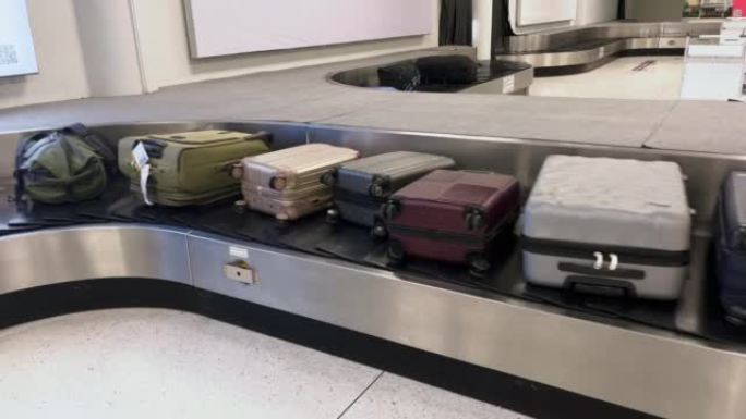在机场，有一个行李传送带。