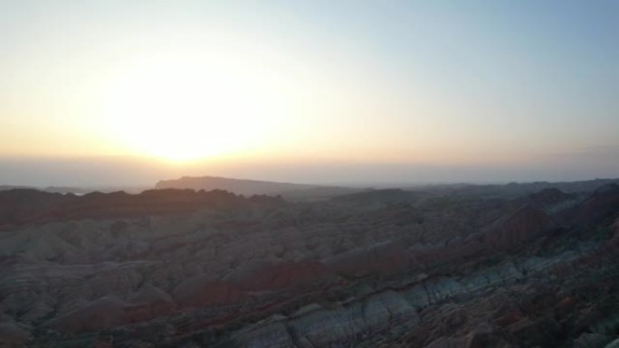 黎明时张掖国家地质公园丹霞地貌的空中放大