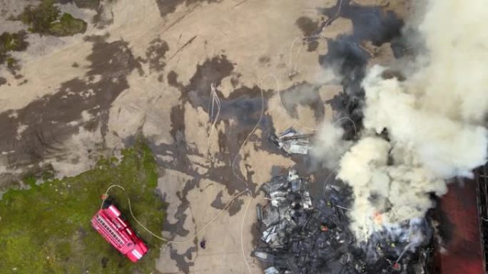 消防队员在工业区灭火的鸟瞰图。