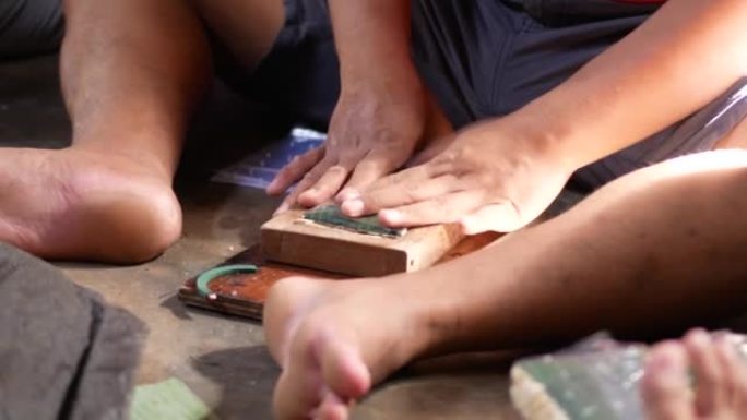 印尼妇女的手将大豆包装到香蕉叶上，爪哇传统的豆豉制备。包装大豆发酵。