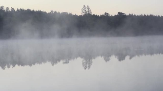 湖上的晨雾。水汽从水面上升。
