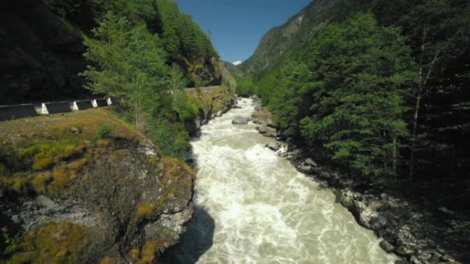 河流穿过落基山脉的风景图片