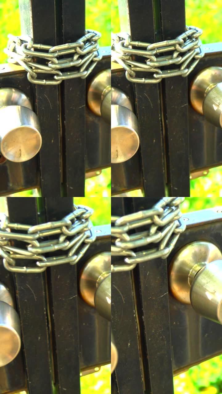 带铁链和挂锁的锁门