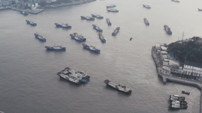 浙江台州附近有住宅的海滨港口。