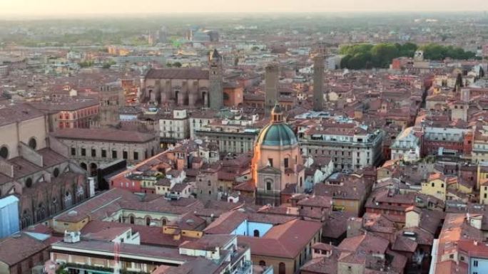 博洛尼亚历史中心和托里塔的空中无人机日落场景，两座塔都倾斜，是意大利博洛尼亚的象征