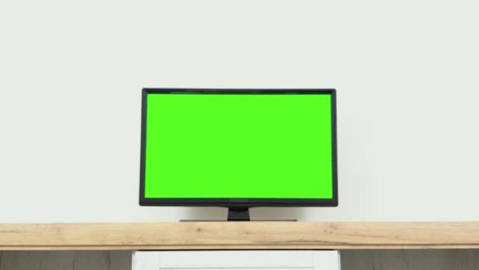 用于广告的色度键屏幕。客厅空白绿色背景液晶智能电视屏幕